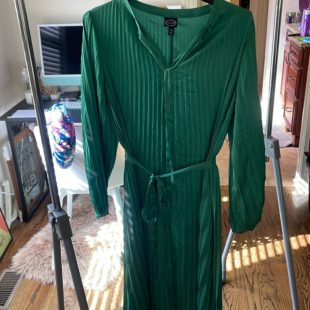 Gorgeous Green Silky Pleated Dress! 👗